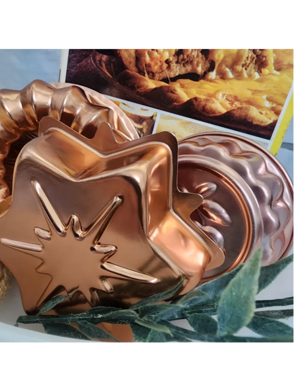 GlasBake Vignette. Includes 1-qt casserol, 3 copper-toned molds, Pot Holders
